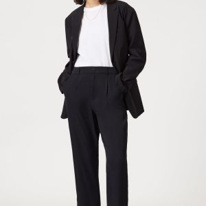 PLEATED TAPERED PANTS IN BLACK