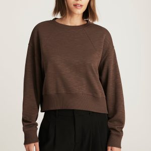 EDITION CREW NECK SWEATSHIRT IN HOT FUDGE